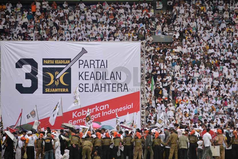  Ratusan ribu kader dan simpatisan Partai Keadilan Sejahtera (PKS) menghadiri kampanye terbuka di Gelora Bung Karno (GBK), Jakarta, Ahad (16/3). (Republika/Agung Supriyanto)