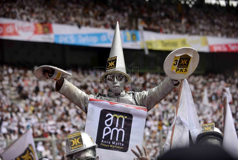 Seorang simpatisan Partai Keadilan Sejahtera (PKS) mengenakan kostum unik saat mengikuti kampanye terbuka di Gelora Bung Karno (GBK), Jakarta, Ahad (16/3). (Republika/Agung Supriyanto)