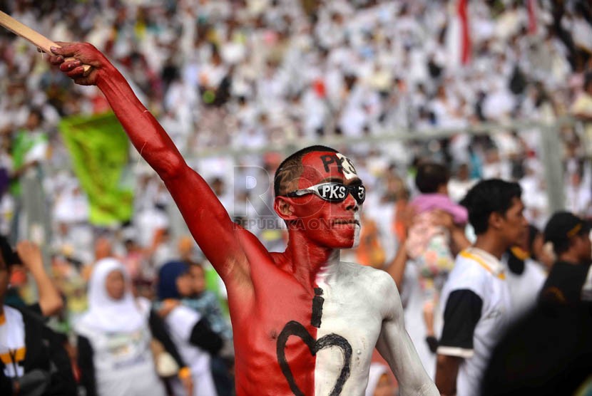  Seorang simpatisan Partai Keadilan Sejahtera (PKS) mengecat badannya dengan warna merah putih saat mengikuti kampanye terbuka di Gelora Bung Karno (GBK), Jakarta, Ahad (16/3). (Republika/Agung Supriyanto)
