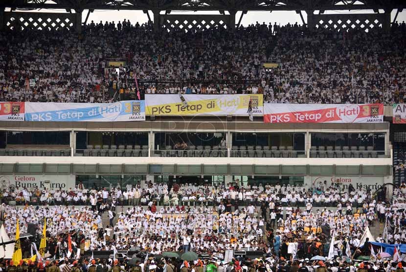  Ratusan ribu kader dan simpatisan Partai Keadilan Sejahtera (PKS) menghadiri kampanye terbuka. Di DKI PKS bisa mengalahkan PDIP di Jabar dapat perlawanan ketat dari Golkar-Gerindra.