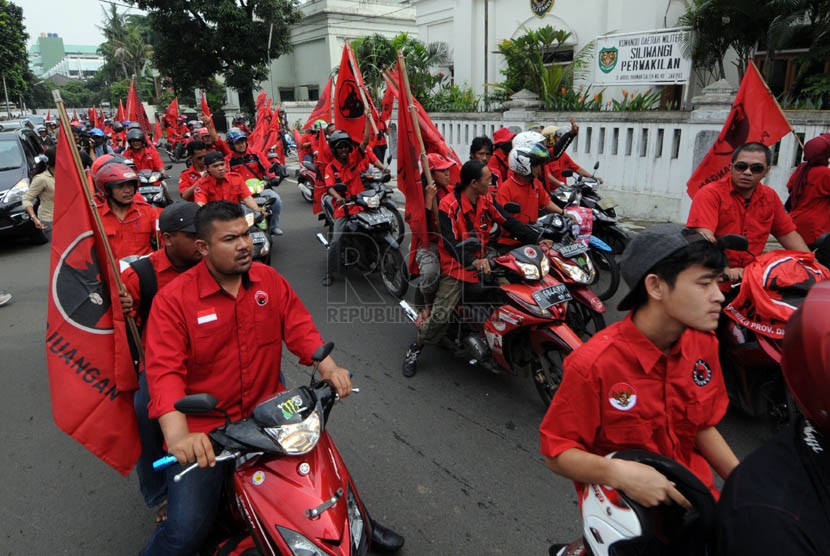   Para simpatisan Partai Demokrasi Indonesia Perjuangan (PDIP) berkonvoi dengan sepeda motor saat kampanye perdana di depan Museum Kebangkitan Nasional, Jakarta, Ahad (16/3).(Republika/Aditya Pradana Putra)