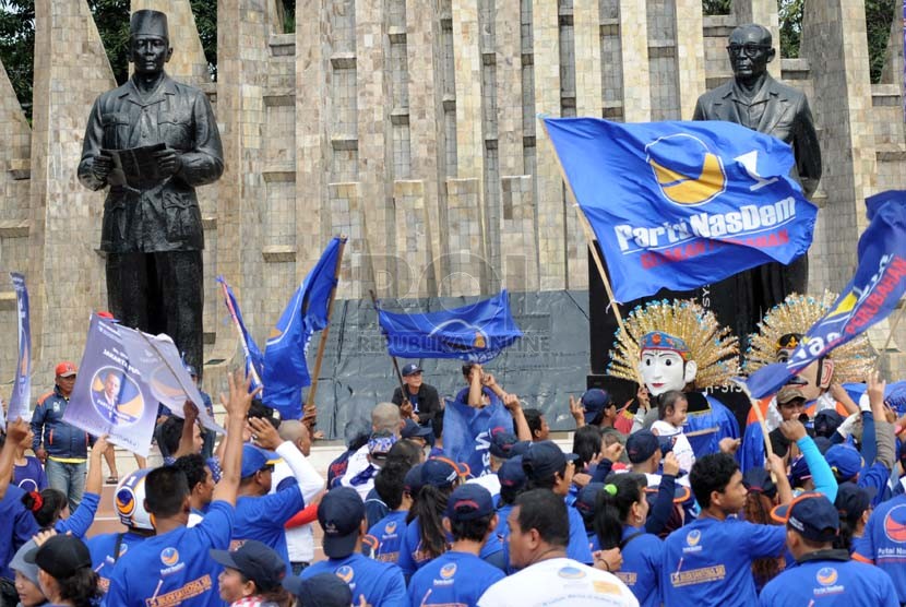  Ratusan simpatisan mengikuti kampanye Partai Nasional Demokrat (Nasdem) di Kompleks Tugu Proklamasi, Jakarta, Ahad (16/3).  (Republika/Aditya Pradana Putra)