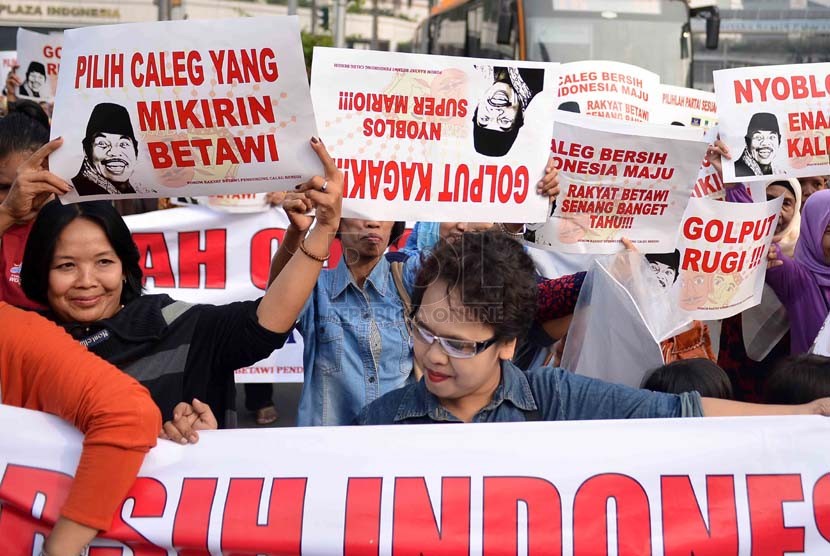 Warga yang tergabung dalam Forum Rakyat betawi Pendukung Caleg Bersih melakukan aksi dukung caleg bersih di Bundaran HI, Jakarta, Ahad (16/3). (Republika/Agung Supriyanto)