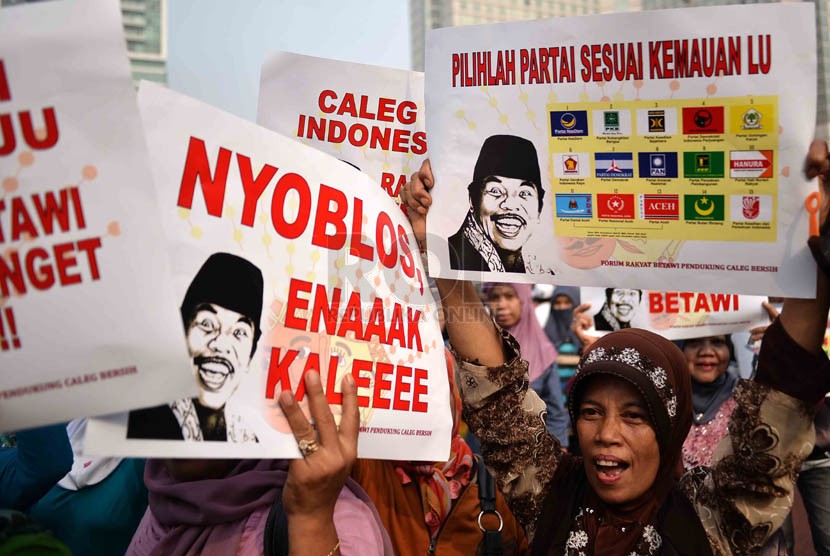 Warga yang tergabung dalam Forum Rakyat betawi Pendukung Caleg Bersih melakukan aksi dukung caleg bersih di Bundaran HI, Jakarta, Ahad (16/3). (Republika/Agung Supriyanto)