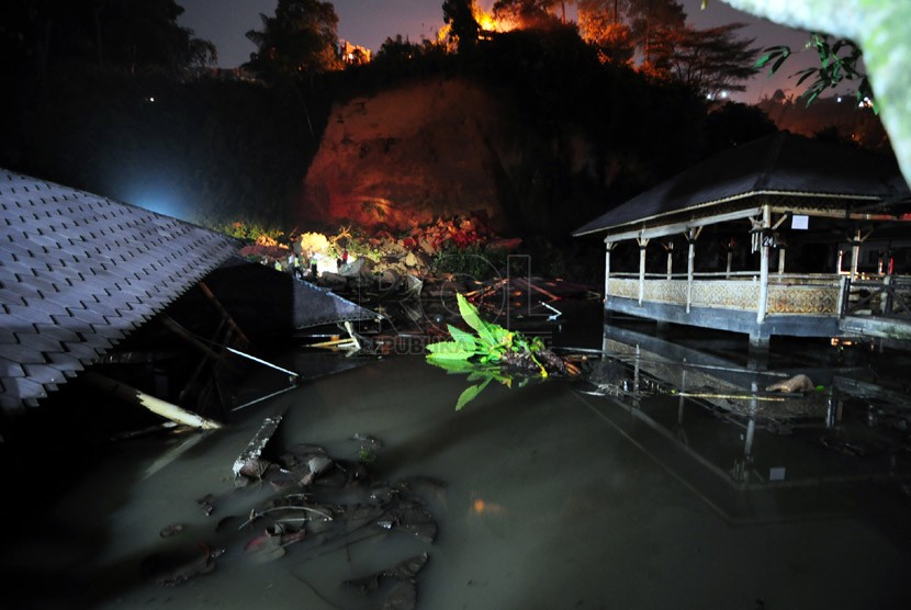   Sejumlah bangunan rumah makan Saung Wargi hancur akibat Longsor di Jalan Kolonel Masturi, Lembang, Kabupaten Bandung Barat, Ahad (16/3).(foto:Septianjar Muharam)