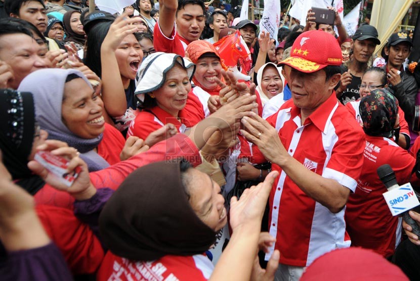  Ketua Umum Partai Keadilan dan Persatuan Indonesia (PKPI) Sutiyoso (kanan) menyapa simpatisan pendukung partainya di GOR Mampang Prapatan, Jakarta, Senin (17/3). (Republika/Aditya Pradana Putra)