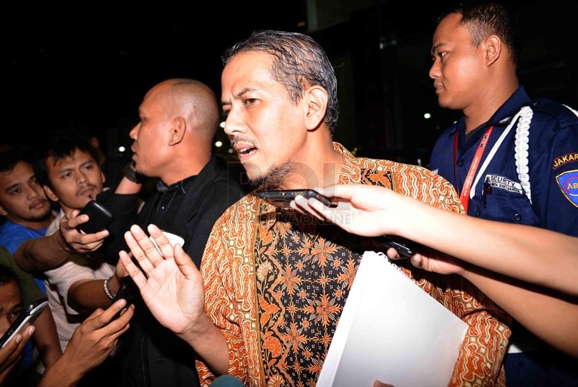  Direktur Jenderal Penyelenggaraan Haji dan Umroh (PHU) Kementerian Agama Anggito Abimanyu menjawab pertanyaan pers usai diperiksa di Gedung KPK, Jakarta, Rabu (19/3). (Republika/Agung Supriyanto)