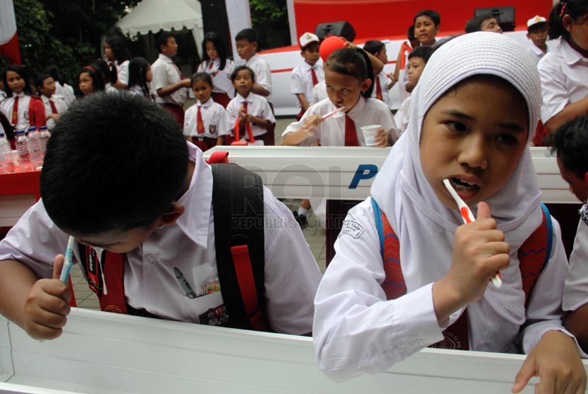 Seorang pelajar berjilbab di dalam kelas