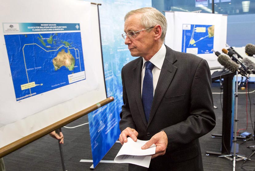   John Young, manajer umum divisi tanggap darurat pada Otoritas Keselamatan Maritim Australia (AMSA) dalam jumpa pers di Canberra, Kamis (20/3). (Reuters/Sean Davey)