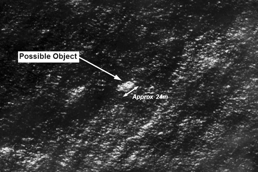 Sebuah objek yang terekam oleh satelit,dan diduga pesawat Malaysia Airlines MH370, dirilis oleh Otoritas Keselamatan Maritim Australia (AMSA).   (Reuters/Australian Maritime Safety Authority)