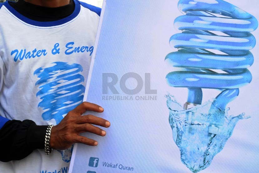 Relawan dari Badan Wakaf Al-Quran melakukan aksi simpatik di Jalan Thamrin, Jakarta, Jumat (21/3). (Republika/Tahta Aidilla)