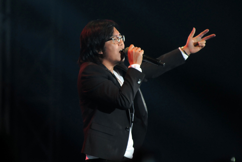   Vokalis Ari Lasso tampil dalam pertunjukan musik.