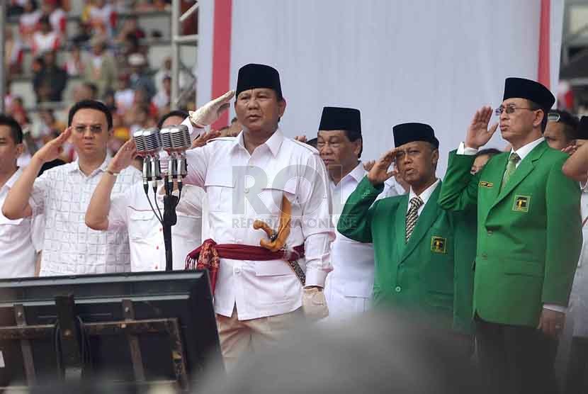   Ketua Dewan Pembina partai Gerindra Prabowo Subianto (tengah) serta Ketua Umum Partai Persatuan Pembangunan (PPP), Suryadharma Ali (kanan) menghadiri Hari Jadi partai Gerindra di Jakarta Pusat, Ahad (23/3). (Republika/Agung Supriyanto)