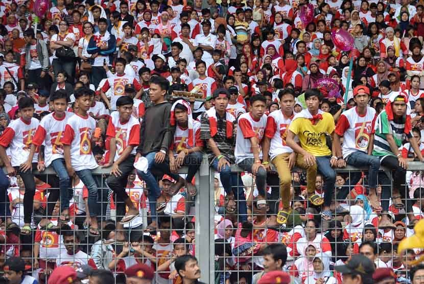   Ribuan simpatisan dan satgas partai Gerindra menghadiri Hari Jadi partai Gerindra di Stadion Gelora Bung Karno, Jakarta Pusat, Ahad (23/3). (Republika/Agung Supriyanto)
