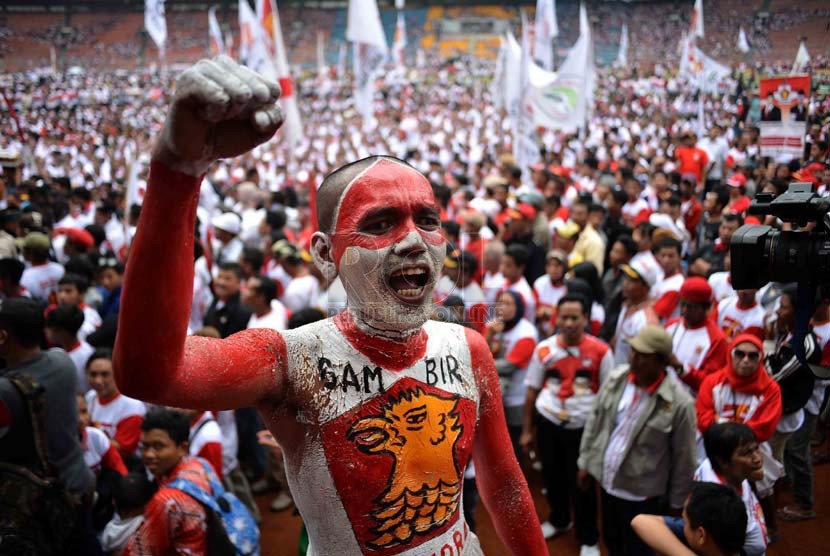 Simpatisan partai Gerindra mengecat tubuhnya saat menghadiri Hari Jadi partai Gerindra di Stadion Gelora Bung Karno, Jakarta Pusat, Ahad (23/3). (Republika/Agung Supriyanto)