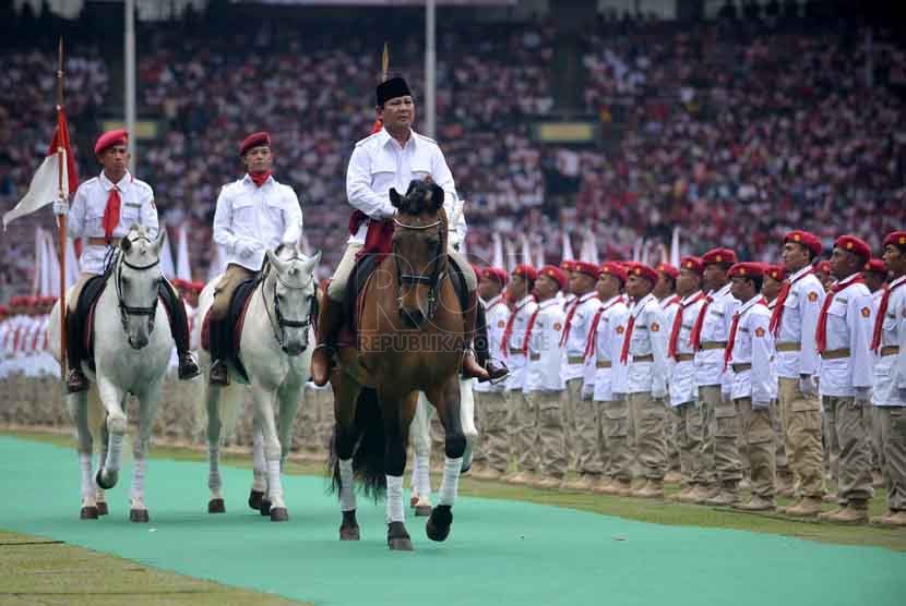   Ketua Dewan Pembina partai Gerindra Prabowo Subianto menunggangi kuda saat memeriksa satgas Gerindra di Hari Jadi partai Gerindra di Stadion Gelora Bung Karno, Jakarta Pusat, Ahad (23/3). (Republika/Agung Supriyanto)
