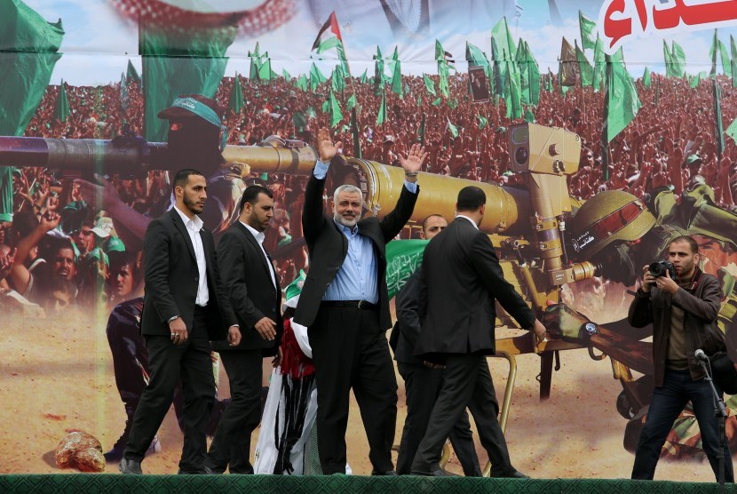   Perdana Menteri Palestina Ismail Haniyeh melambaikan tangan kepada puluhan warga Gaza (Ilustrasi)