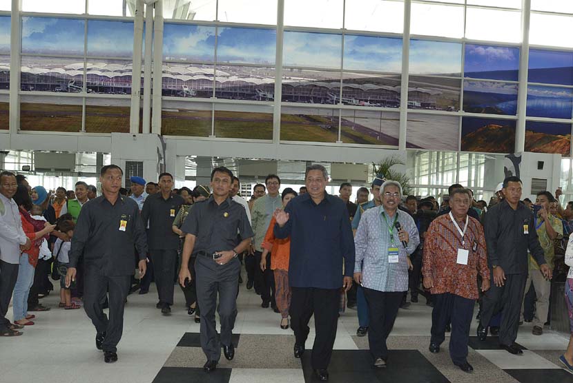    Presiden SBY didampingi Gubernur Sumut Gatot Pujo Nugroho (kedua kiri) dan Dirut PT Angkasa Pura II (Persero) Tri S. Sunoko (keempat kiri) meninjau operasional Bandara Internasional Kualanamu di Kabupaten Deli Serdang, Kamis (27/3). (Antara/Widodo S. Ju