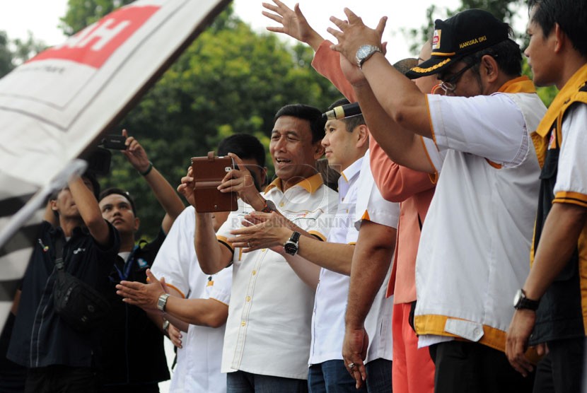  Calon Presiden Partai Hanura Wiranto (kiri) dan Calon Wakil Presiden Partai Hanura Hary Tanoesoedibjo (kedua kiri) hadir dalam kampanye Partai Hanura di Jakarta, Jumat (28/3). (Republika/Aditya Pradana Putra)
