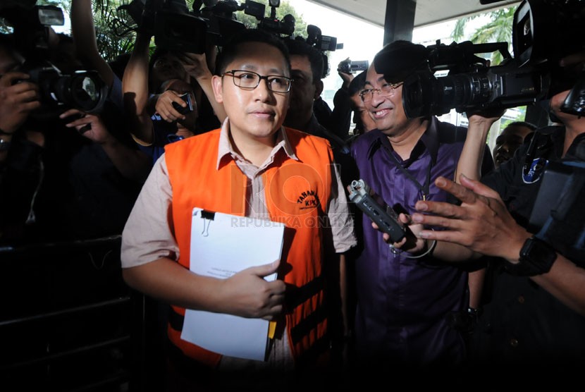   Mantan Ketua Umum Partai Demokrat Anas Urbaningrum menunjukkan laporan kampanye SBY saat tiba di Gedung Komisi Pemberantasan Korupsi (KPK), Jakarta, Jumat (28/3). (Republika/Aditya Pradana Putra)