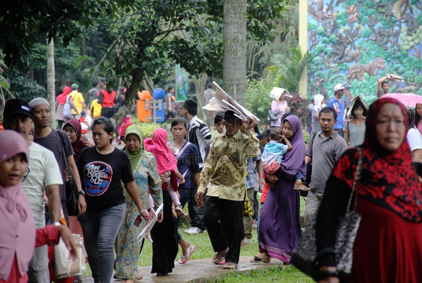 Warga mengisi hari libur dengan mengunjungi Kebun Binatang Ragunan, Jakarta Selatan, Senin (31/3).  (Republika/Yasin Habibi)