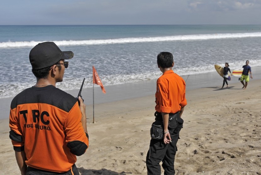  Dua petugas Tim Reaksi Cepat Badan Penanggulangan Bencana Daerah (BPBD) Kabupaten Badung memantau aktivitas wisatawan, di Pantai Kuta, Bali.  (Antara/Nyoman Budhiana)