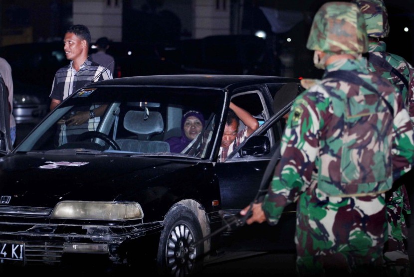  Aparat keamanan gabungan TNI/Polri memeriksa pengemudi dan kendaraannya ketika menggelar razia di Lhokseumawe, Aceh, Rabu (2/4) malam. (Antara/Rahmad)