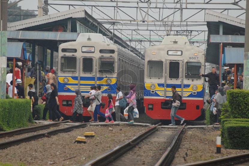    Suasana sepi kereta api yang terparkir di Stasiun Pasar Minggu akibat terjadinya gangguan, Jakarta Selatan, Jumat (4/4).  (Republika/Rakhmawaty La'lang)
