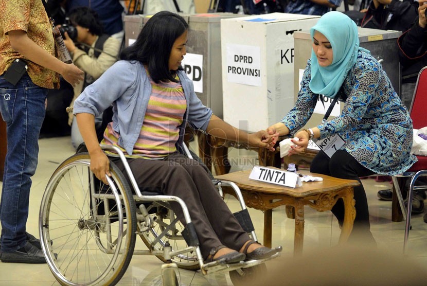 Penyandang disabilitas mengikuti simulasi pemilu yang dilaksanakan oleh Komisi Pemilihan Umum (KPU) di gedung KPU, Jakarta, Jumat (4/4).  (Republika/Agung Supriyanto)