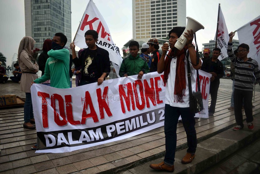  Masa yang tergabung dalam Kaukus Muda Indonesia (KMI) menggelar aksi unjuk rasa menentang politik uang di Bundaran HI, Jakarta, Jumat (4/4). (Republika/Agung Supriyanto)