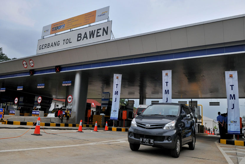  Sejumlah mobil melintas di Gerbang Tol Bawen yang telah diresmikan pengoperasiannya oleh Menteri PU Djoko Kirmanto, di Kabupaten Semarang, Jumat (4/4). (Antara/R. Rekotomo)