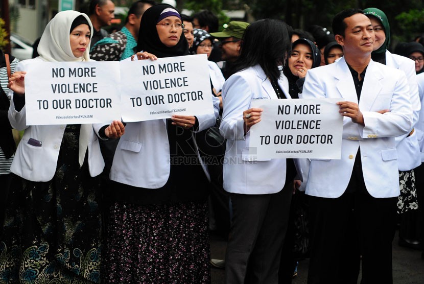 Sejumlah dokter, Ikatan Alumni Fakultas Kedokteran dan Mahasiswa Fakultas Kedokteran Universitas Jendral Achmad Yani (UNJANI) melakukan aksi protes kepada pihak TNI AU di Unjani, Cimahi, Jumat(4/4). (foto: Septianjar Muharam) 