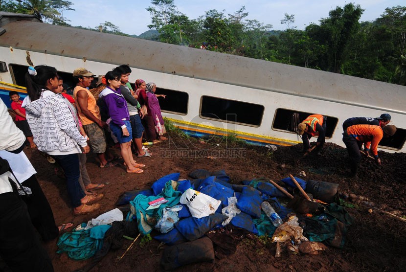  Sejumlah warga mengerumuni lokasi kereta Malabar jurusan Bandung - Malang yang terperosok jurang di Cikerung, Mekarsari, Kadipaten, Tasikmalaya, Sabtu (5/4).  (foto: Septianjar Muharam)
