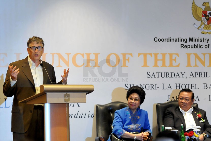  Pendiri Bill and Mellinda Gates Foundation, Bill Gates menyampaikan paparan disaksikan oleh Menteri Kesehatan Nafsiah Mboi (tengah) dan Menko Kesra Agung Laksono (kanan) pada peluncuran The Indonesia Health Fund di Jakarta, Sabtu (5/4).(Republika/Prayogi)