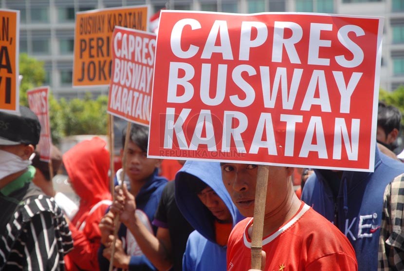 Sejumlah Mahasiswa yang tergabung dalam Gerakan Mahasiswa Jakarta (GMJ) melakukan aksi di Bundaran HI, Jakarta Pusat, Senin (7/4). (Republika/Rakhmawaty La'lang)