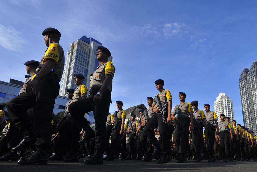   Petugas kepolisian bersiap mengikuti apel pergeseran pasukan Operasi Mantab Brata Jaya 2014 di Mapolda Metro Jaya Jakarta, Senin (7/4).  (Antara/Wahyu Putro)