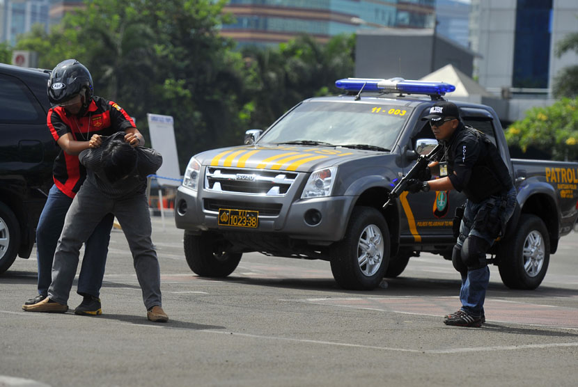  Petugas kepolisian menangkap massa yang berusaha merampas kotak suara usai pencoblosan ketika simulasi pengamanan tempat pemungutan suara (TPS) di Mapolda Metro Jaya Jakarta, Senin (7/4). (Antara/Wahyu Putro)