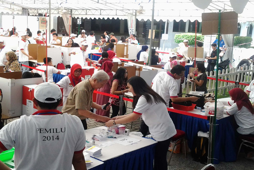  Warga Negara Indonesia di Singapura menggunakan hak suaranya dalam Pemilu 2014 di KBRI Singapura, Ahad (6/4). (Antara/Yuniati Jannatun Naim)
