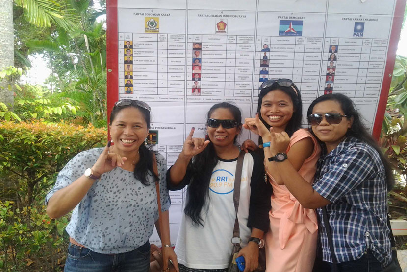  Sejumlah Warga Negara Indonesia di Singapura menunjukkan tinta di jari usai menggunakan hak suaranya dalam Pemilu 2014 yang dilangsungkan di KBRI Singapura, Ahad (6/4). (Antara/Yuniati Jannatun Naim)