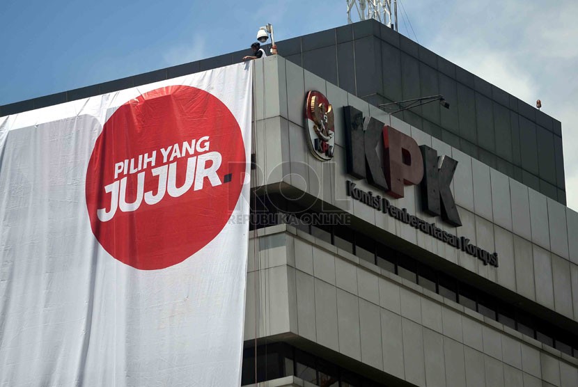 Pemanjat dari Federasi Panjat Tebing Indonesia memasang spanduk raksasa bertuliskan 'Pilih Yang Jujur' di Gedung KPK Jakarta, Selasa (8/4). (Republika/Agung Supriyanto)