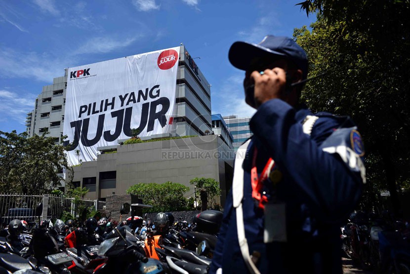   Spanduk raksasa bertuliskan 'Pilih Yang Jujur' terpasang di Gedung KPK Jakarta, Selasa (8/4). (Republika/Agung Supriyanto)
