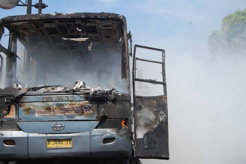   Kondisi Bus TransJakarta jurusan Pulo Gadung-Dukuh Atas yang terbakar di Jalan Sultan Agung, Pasar Rumput, Jakarta Selatan, Selasa (8/4). (foto: Raisan Al Farisi)