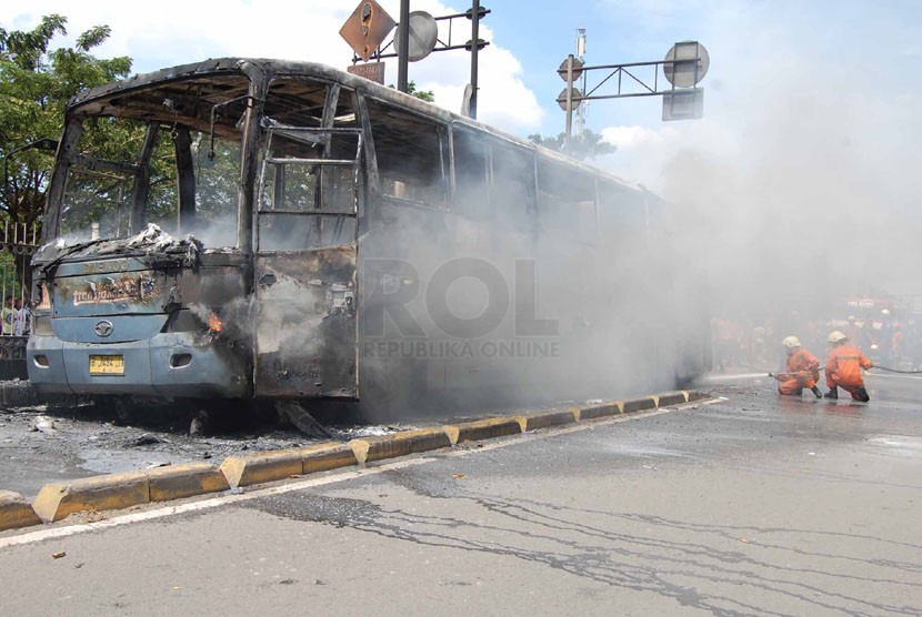 Bus terbakar (ilustrasi)