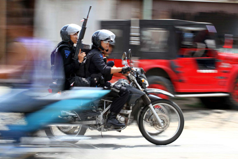    Personel Brigade Mobil (Brimob) dan Detasemen Khusus (Densus 88) melintas saat menuju kesejumlah Tempat Pemungutan Suara (TPS) di Lhokseumawe, Provinsi Aceh, Selasa (8/4). (Antara/Rahmad)