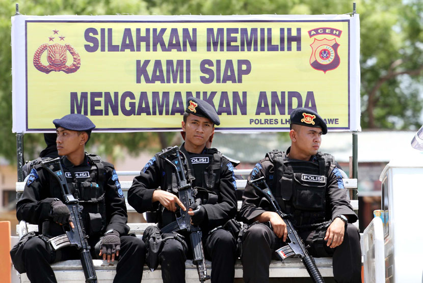  Aparat keamanan melakukan sosialisasi 'Silahkan Memilih Kami Siap Mengamankan Anda' dengan cara berkeliling di daerah rawan intimidasi pemilu Lhokseumawe, Provinsi Aceh, Selasa (8/4). (Antara/Rahmad)