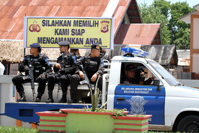  Aparat keamanan melakukan sosialisasi 'Silahkan Memilih Kami Siap Mengamankan Anda' dengan cara berkeliling di daerah rawan intimidasi pemilu Lhokseumawe, Provinsi Aceh, Selasa (8/4). (Antara/Rahmad)