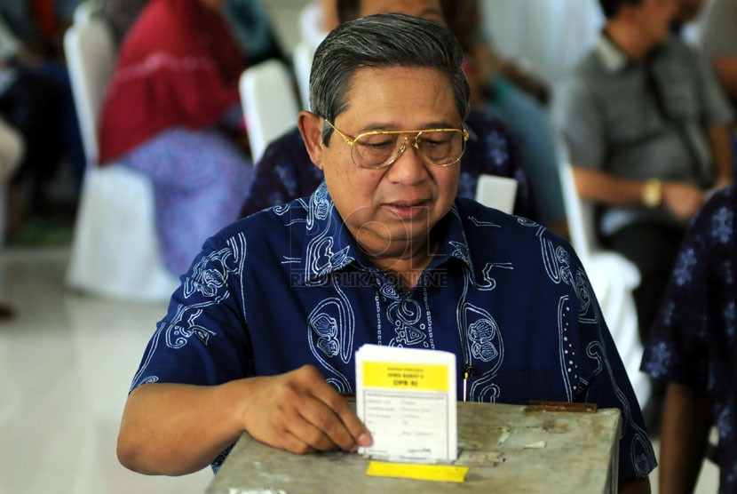  Presiden Susilo Bambang Yudhoyono memasukkan surat suara yang telah mereka coblos di Tempat Pemungutan Suara (TPS) 006, Desa Nagrak, Kecamatan Gunung Putri, Kabupaten Bogor, Rabu (9/4).  (Republika/Aditya Pradana Putra)