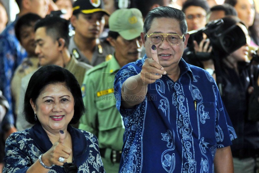 Presiden Susilo Bambang Yudhoyono dan Ibu Ani Yudhoyono menunjukkan jari bertanda tinta hitam bukti penggunaan hak suara di Tempat Pemungutan Suara (TPS) 006, Desa Nagrak, Kecamatan Gunung Putri, Kabupaten Bogor, Rabu (9/4). (Republika/Aditya Pradana Putra