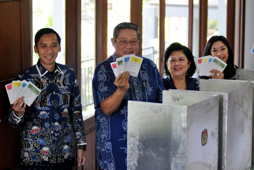  Presiden Susilo Bambang Yudhoyono bersama keluarganya menunjukkan surat suara yang akan mereka coblos di Tempat Pemungutan Suara (TPS) 006, Desa Nagrak, Kecamatan Gunung Putri, Kabupaten Bogor, Rabu (9/4). (Republika/Aditya Pradana Putra)