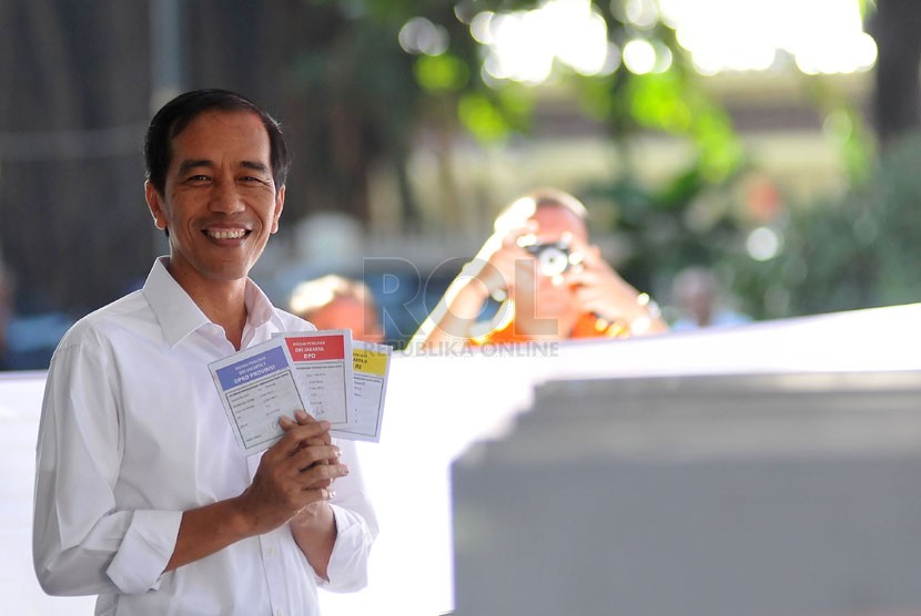 Gubernur DKI Jakarta, Joko Widodo menunjukkan surat suara saat mencoblos di TPS 27 Menteng, Jakarta Pusat, Rabu (9/4). (Republika/Prayogi)